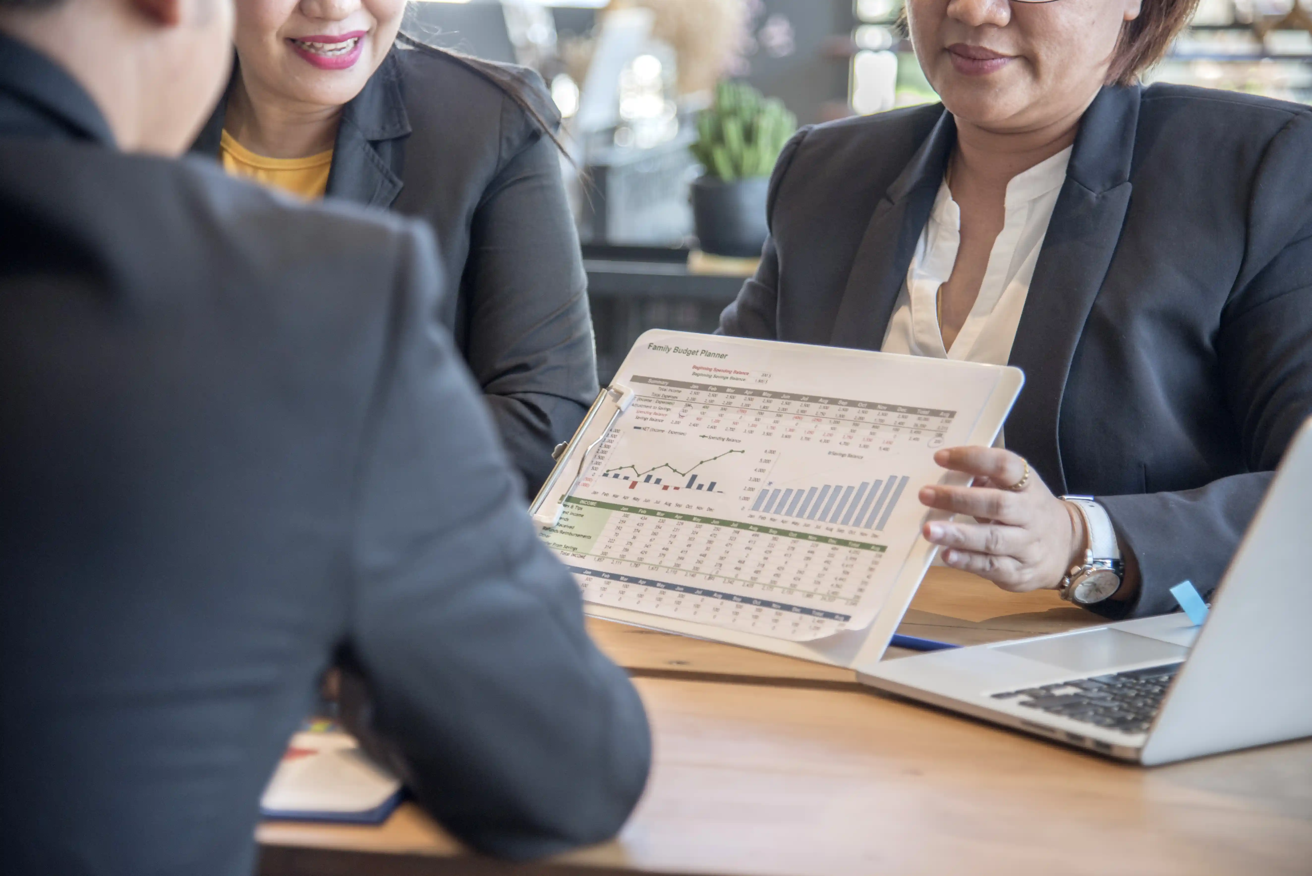Cabinet comptable belge analysant les résultats financiers et la conformité TVA des entreprises
